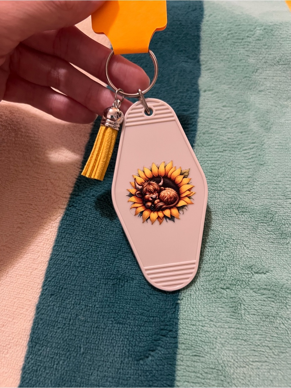 Highland Cow Keychain 🌻 - Picture 2 of 4